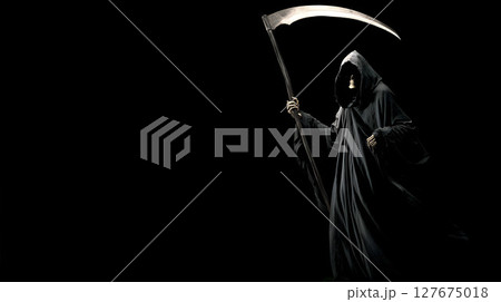 死神が大きな鎌を持って正面を見ている風景 死神が大きな鎌を持って正面を見ている風景 127675018