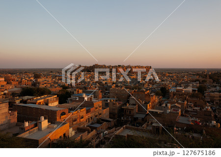 ジャイサルメールフォートの夕暮れ 127675186