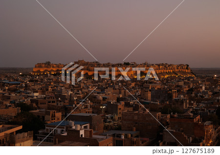ジャイサルメールフォートの夕暮れ 127675189