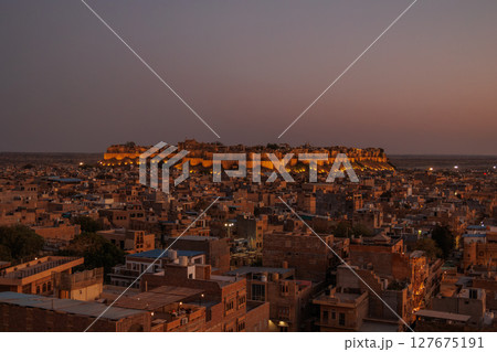 ジャイサルメールフォートの夕暮れ 127675191