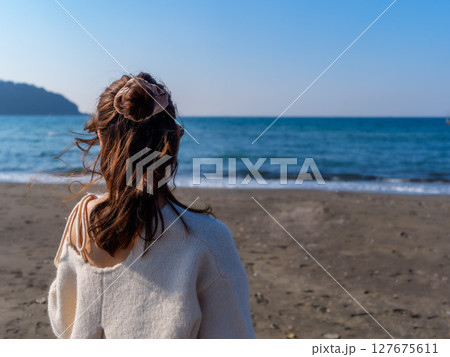 海を眺める女性 127675611