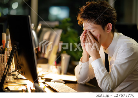 顔を覆い悩む男性社員のビジネスシーン(AI生成画像) 顔を覆い悩む男性社員のビジネスシーン(AI生成画像) 127675776