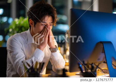 顔を覆い悩む男性社員のビジネスシーン(AI生成画像) 顔を覆い悩む男性社員のビジネスシーン(AI生成画像) 127675777