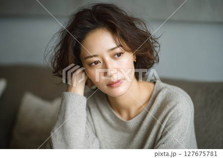 静かな部屋で物思いにふける40代日本人女性（AI生成画像） 127675781