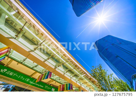 日本の東京都市景観 6月。高輪ゲートウェイ駅や高輪ゲートウェイシティなどを望む 日本の東京都市景観 6月。高輪ゲートウェイ駅や高輪ゲートウェイシティなどを望む 127675795