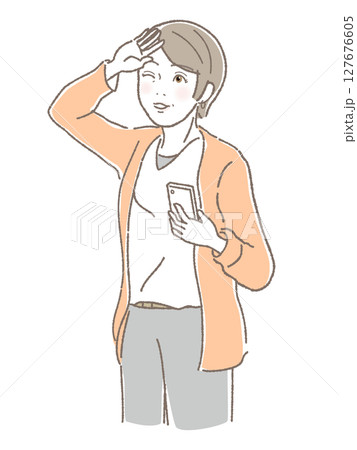 片手にスマホを持ちまぶしそうにしている中高年女性 127676605