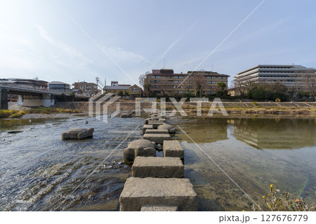鴨川の飛び石と冬の青空に映える街並み 127676779