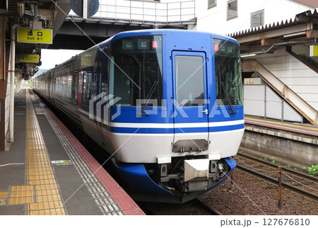 智頭急行/JR西日本が運行する特急「スーパーはくと」（貫通型先頭車側） 127676810