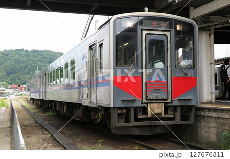 駅に停車中の、JR西日本のキハ126系気動車 駅に停車中の、JR西日本のキハ126系気動車 127676811