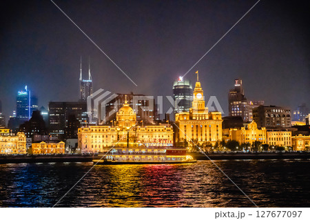 上海　外滩　バンドの夜景　黄浦江ライトアップ 127677097