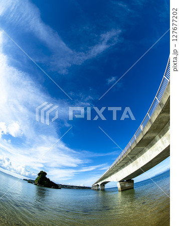 魚眼レンズで捉えた古宇利大橋と空 魚眼レンズで捉えた古宇利大橋と空 127677202