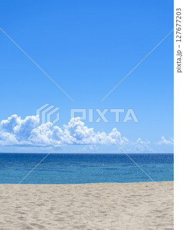 夏空と水平線と砂浜（KINサンライズビーチ） 127677203