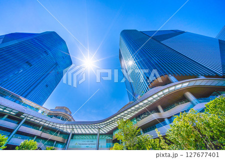 日本の東京都市景観 6月。高輪ゲートウェイ駅前の高輪ゲートウェイシティなどを望む 127677401