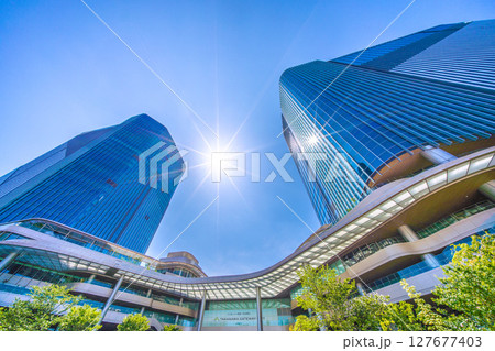 日本の東京都市景観 6月。高輪ゲートウェイ駅前の高輪ゲートウェイシティなどを望む 127677403