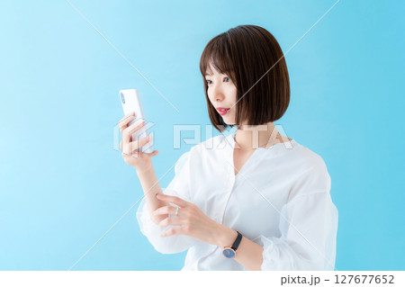スマホを使う女性 127677652