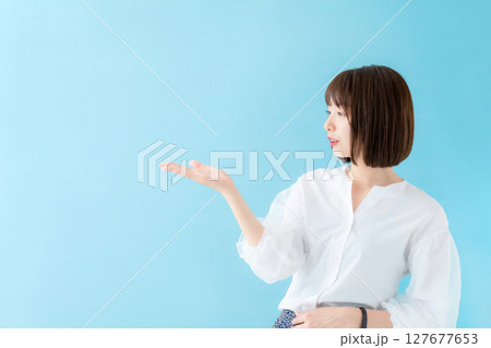 案内する女性  127677653