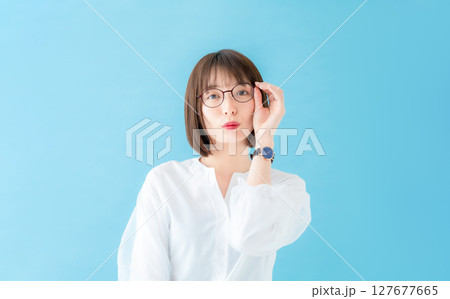 メガネをかける女性 メガネをかける女性 127677665