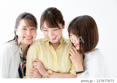 笑顔で寄り添う女性グループ 笑顔で寄り添う女性グループ 127677673