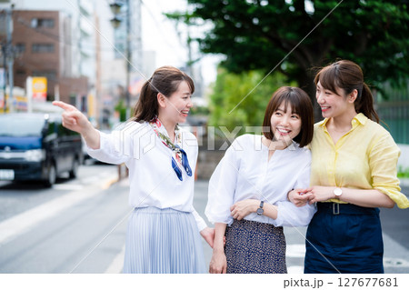 街を観光する女性グループ 127677681