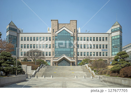 大学の校舎と青い空 127677705