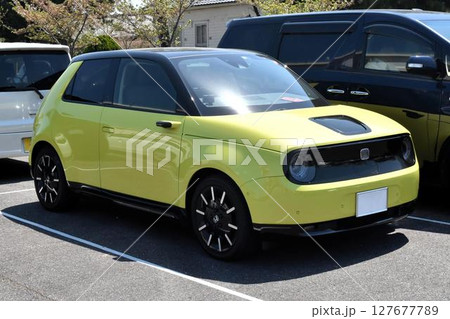 駐車場に停めた電気自動車(ホンダ・e) 127677789