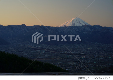 朝焼けの富士山 127677797