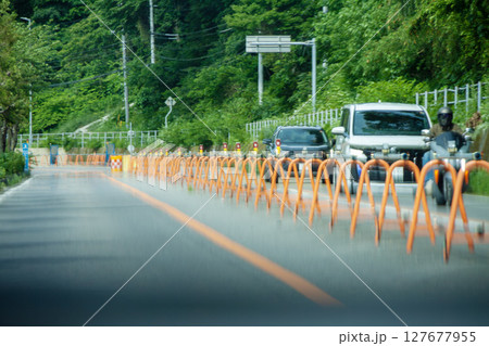 道路に設置されたバリケード 127677955