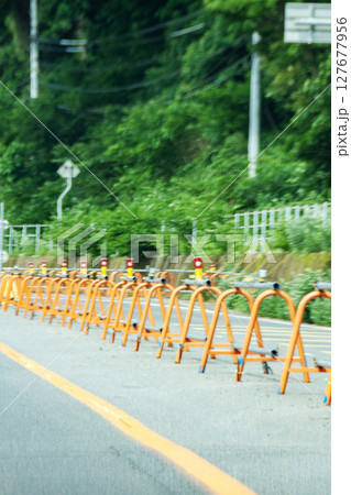道路に設置されたバリケード 127677956