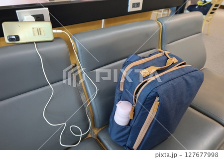 あちこちのコンセントで充電OK～福岡空港国際線 127677998