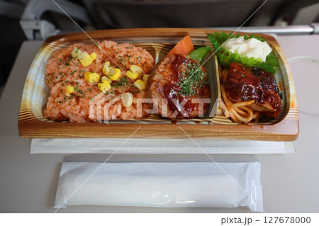 福岡～上海間の機内食 127678000