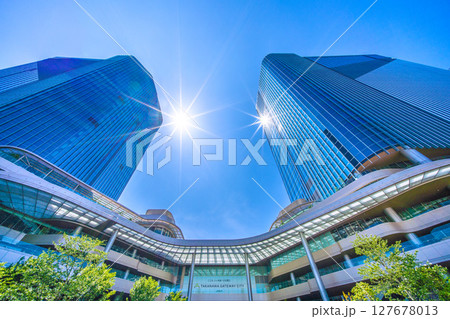 日本の東京都市景観 6月。高輪ゲートウェイ駅前の高輪ゲートウェイシティなどを望む 127678013