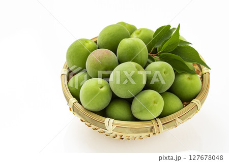 白バックでざるに盛った青梅 白バックでざるに盛った青梅 127678048