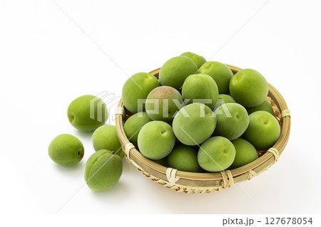 白バックでざるに盛った青梅 127678054