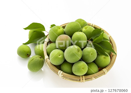 白バックでざるに盛った青梅 127678060