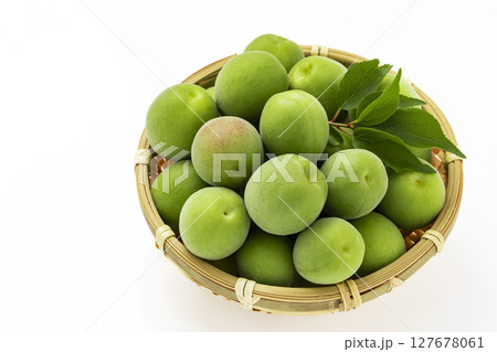 白バックでざるに盛った青梅 127678061