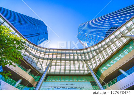 日本の東京都市景観 高輪ゲートウェイ駅前の高輪ゲートウェイシティなどを望む 127678474