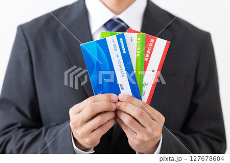銀行の預金通帳を持つスーツを着たミドル男性ビジネスマン 127678604
