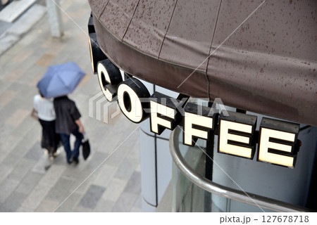 雨の日の銀座通り喫茶店の下を歩くカップル 雨の日の銀座通り喫茶店の下を歩くカップル 127678718