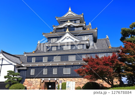 【岡山県】紅葉した岡山城の天守閣（令和の大改修後） 127678884