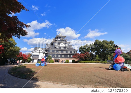 【岡山県】紅葉した岡山城の天守閣(令和の大改修後) 【岡山県】紅葉した岡山城の天守閣(令和の大改修後) 127678890