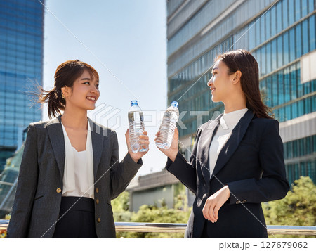 オフィス街で水分をとる女性 オフィス街で水分をとる女性 127679062