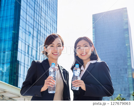 オフィス街で水分をとる女性 オフィス街で水分をとる女性 127679063