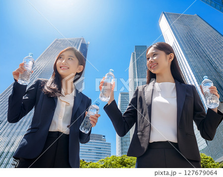オフィス街で水分をとる女性 127679064