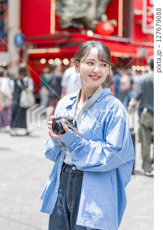 大阪の繫華街で趣味の写真撮影を楽しむ若くて可愛大阪の繫華街で趣味の写真い女性イメージ｜大阪府内で撮影 127679088