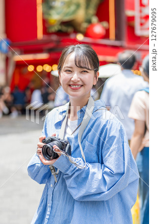 大阪の繫華街で趣味の写真撮影を楽しむ若くて可愛大阪の繫華街で趣味の写真い女性イメージ｜大阪府内で撮影 127679095