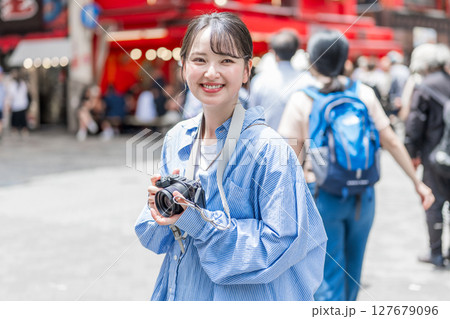 大阪の繫華街で趣味の写真撮影を楽しむ若くて可愛大阪の繫華街で趣味の写真い女性イメージ|大阪府内で撮影 大阪の繫華街で趣味の写真撮影を楽しむ若くて可愛大阪の繫華街で趣味の写真い女性イメージ|大阪府内で撮影 127679096