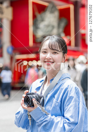 大阪の繫華街で趣味の写真撮影を楽しむ若くて可愛大阪の繫華街で趣味の写真い女性イメージ|大阪府内で撮影 大阪の繫華街で趣味の写真撮影を楽しむ若くて可愛大阪の繫華街で趣味の写真い女性イメージ|大阪府内で撮影 127679102