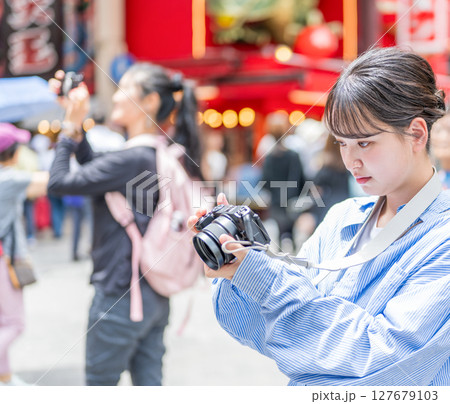 大阪の繫華街で趣味の写真撮影を楽しむ若くて可愛大阪の繫華街で趣味の写真い女性イメージ|大阪府内で撮影 大阪の繫華街で趣味の写真撮影を楽しむ若くて可愛大阪の繫華街で趣味の写真い女性イメージ|大阪府内で撮影 127679103