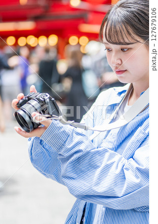 大阪の繫華街で趣味の写真撮影を楽しむ若くて可愛大阪の繫華街で趣味の写真い女性イメージ｜大阪府内で撮影 127679106
