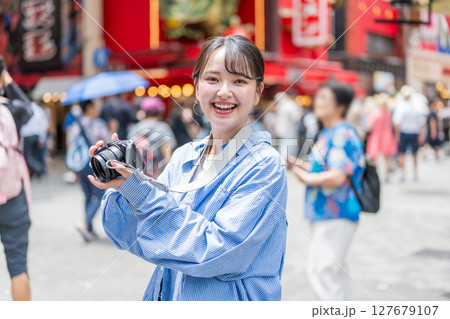 大阪の繫華街で趣味の写真撮影を楽しむ若くて可愛大阪の繫華街で趣味の写真い女性イメージ|大阪府内で撮影 大阪の繫華街で趣味の写真撮影を楽しむ若くて可愛大阪の繫華街で趣味の写真い女性イメージ|大阪府内で撮影 127679107
